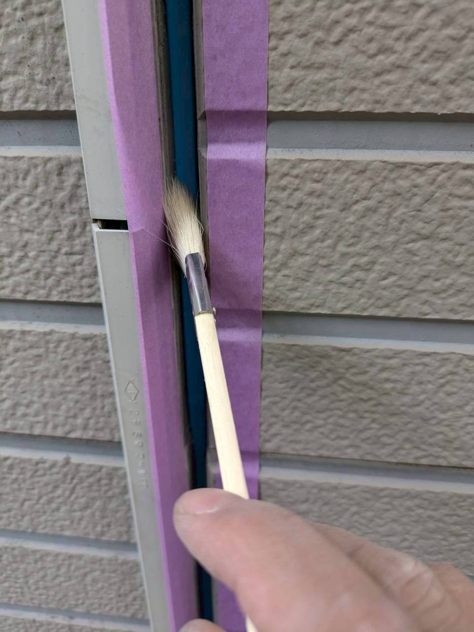 石目調外壁の継ぎ目にプライマー塗布